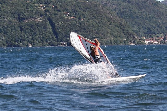 Cannobio vento da nord Agosto 2010 110.jpg - Älterer Herr beim Surfen...